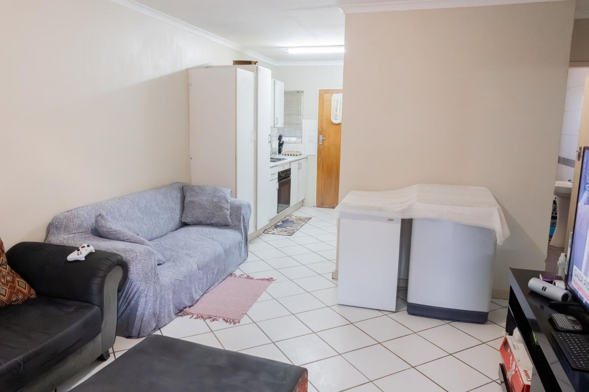 FOR SALE: 2-Bedroom Simplex in Moreleta Park - Photo 2