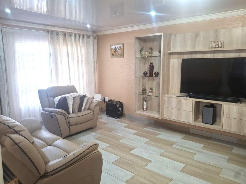 A  Beautiful, spacious, Neat Modern Home in a Sought after  Area in Ennerdale - Photo 6