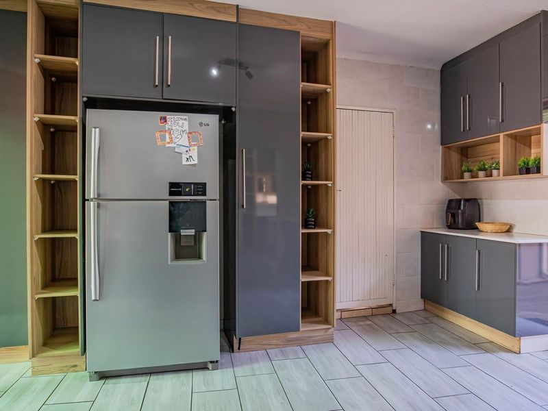 Spacious 3-Bed Home with Pool & Self-Contained Flat! - Photo 8