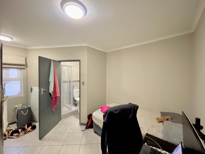 ***Modern 2 Bed & 2 Bath Apartment - Young Professional, Couples or Students - Walking distance -Tuks and Loftus and Next to Garden Court Hotel*** - Photo 7