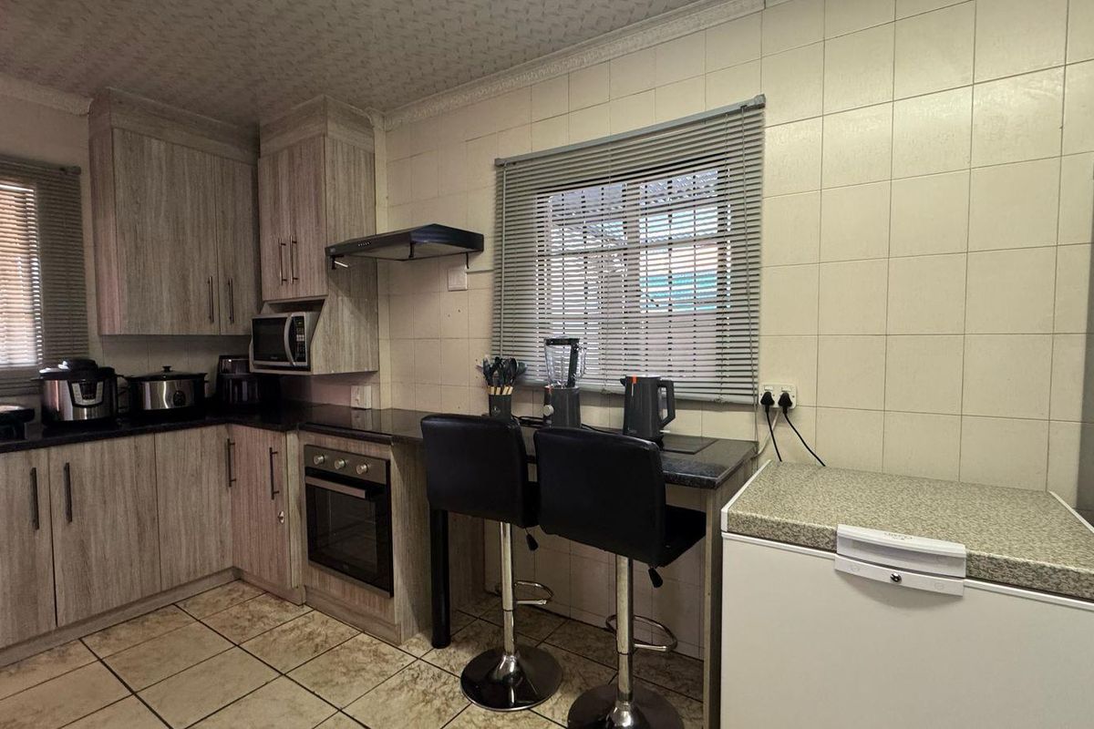 House with a flat for sale in Homevale - Photo 4