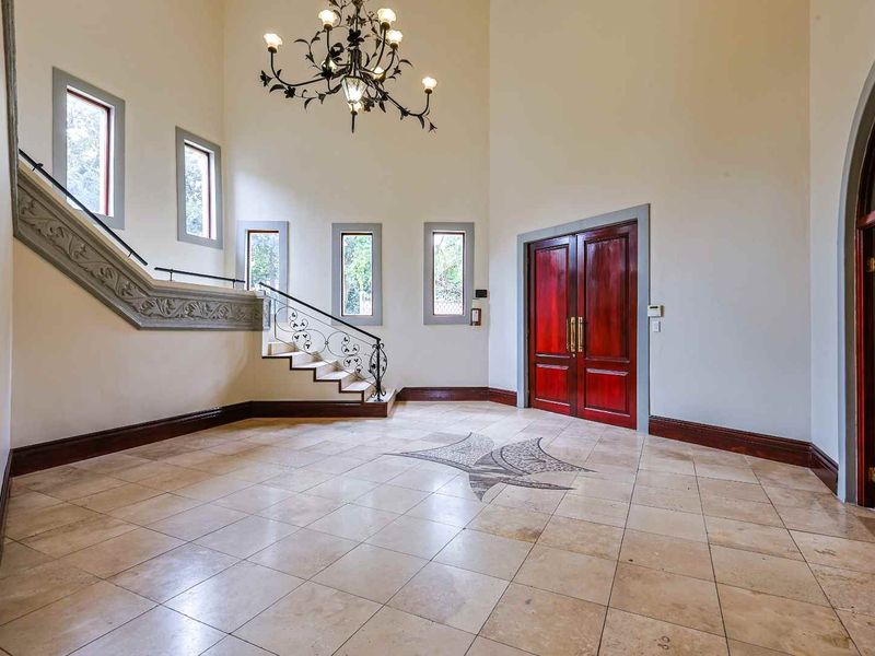Iconic Waterkloof Ridge Masterpiece with Panoramic Views, Flatlet & Entertainment Oasis - Photo 5