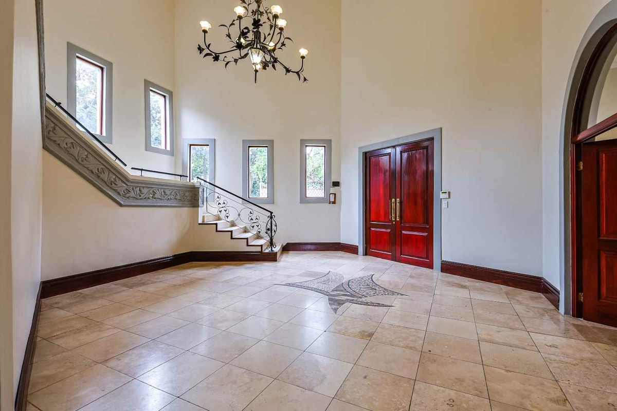 Iconic Waterkloof Ridge Masterpiece with Panoramic Views, Flatlet & Entertainment Oasis - Photo 5