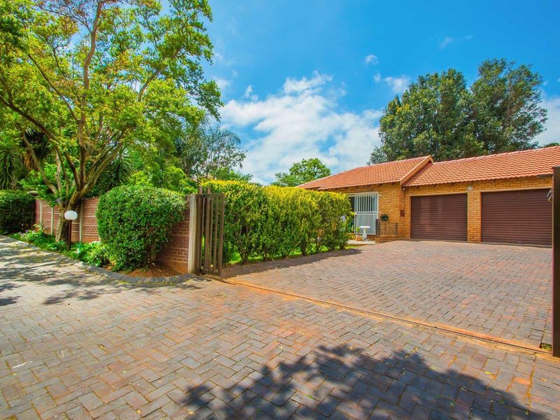 An Ideal Blend of Privacy, Space and Modern Allure. - Photo 2