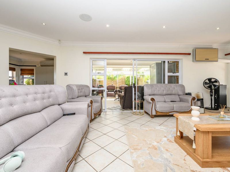 Exquisite Summerstrand Home - Photo 5