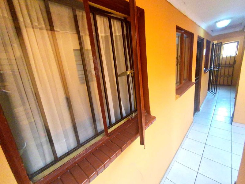 Fully furnished property in Jan Hofmeyer near the University of Johannesburg and the SABC offices, ideal for student accommodation near the and the SABC office - Photo 4