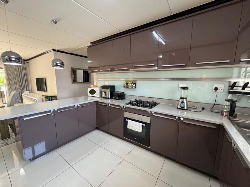 Upmarket Three Bedroom First Floor Apartment For Sale In The Walford - Photo 4