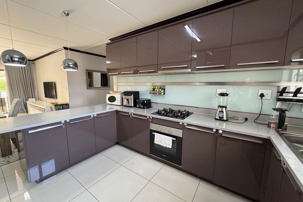 Upmarket Three Bedroom First Floor Apartment For Sale In The Walford - Photo 4