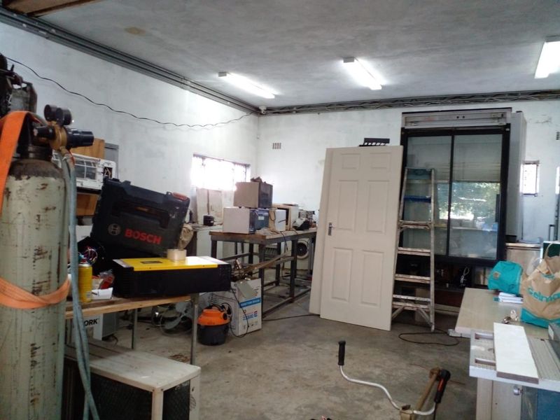 Commercial Workshop To Let in Malvern - Photo 2