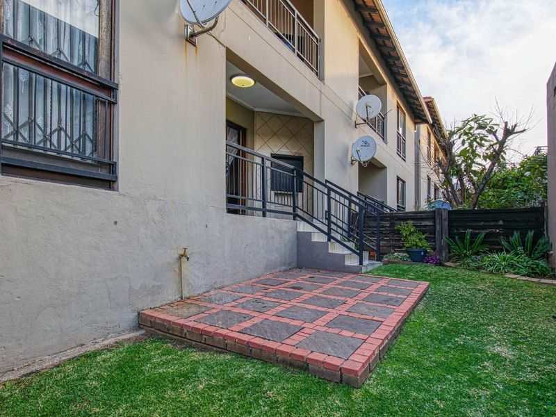 Lovely ground floor pet-friendly unit in secure complex - Photo 2