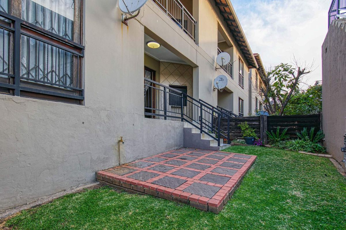 Lovely ground floor pet-friendly unit in secure complex - Photo 2