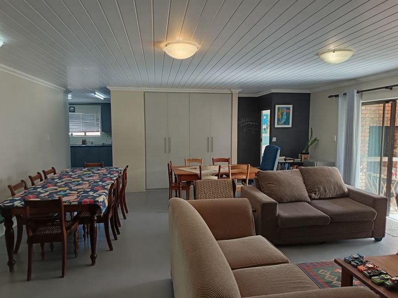 Spacious Family Home with Stunning Mountain Views in Hartenbos Heuwels - Photo 7