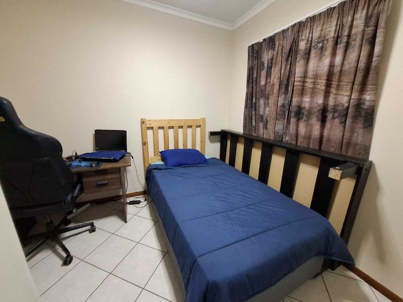 Lovely 2 bedroom Top unit in Equestria Estate - Photo 9