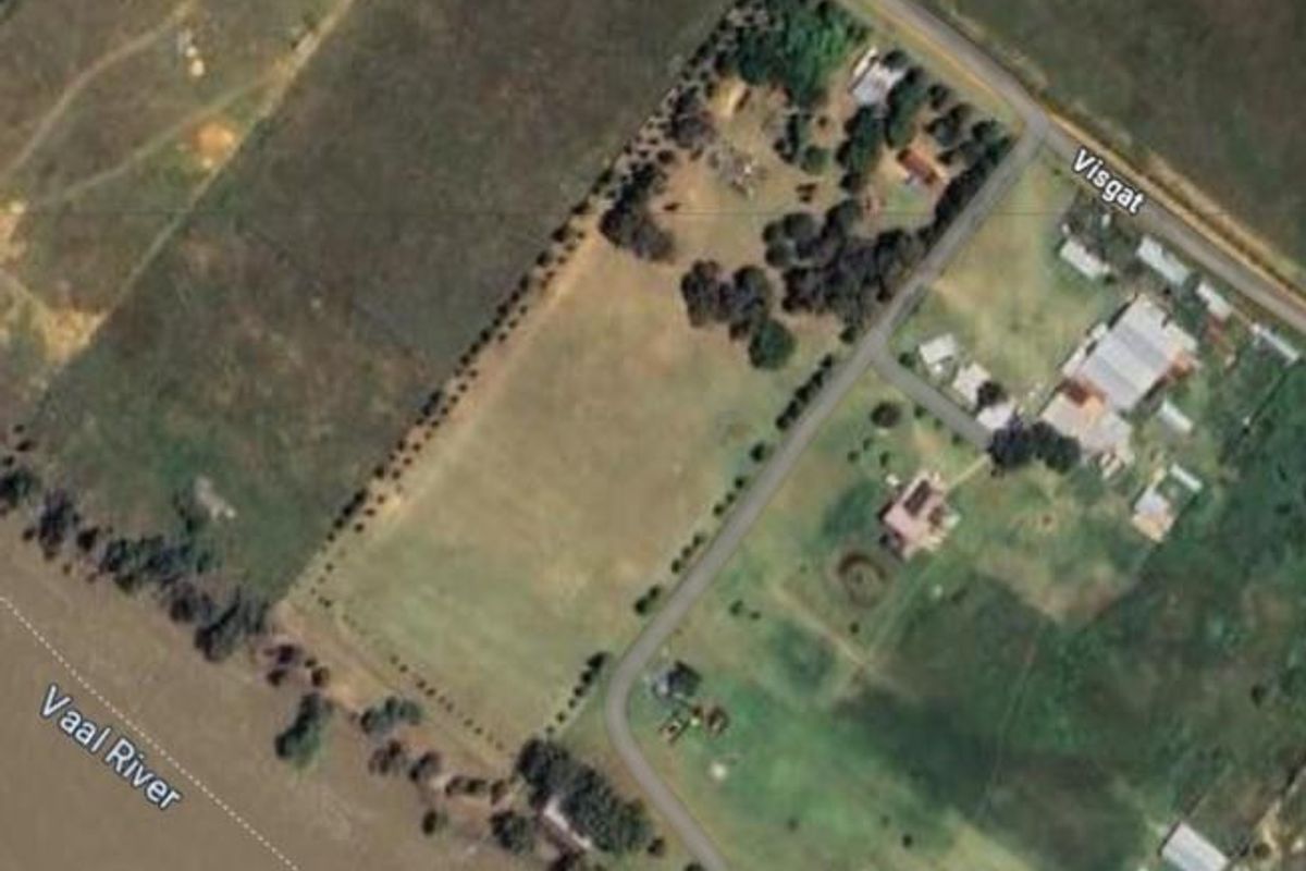 Aerial view of the farm property showing the land layout, access road, and proximity to the Vaal River.