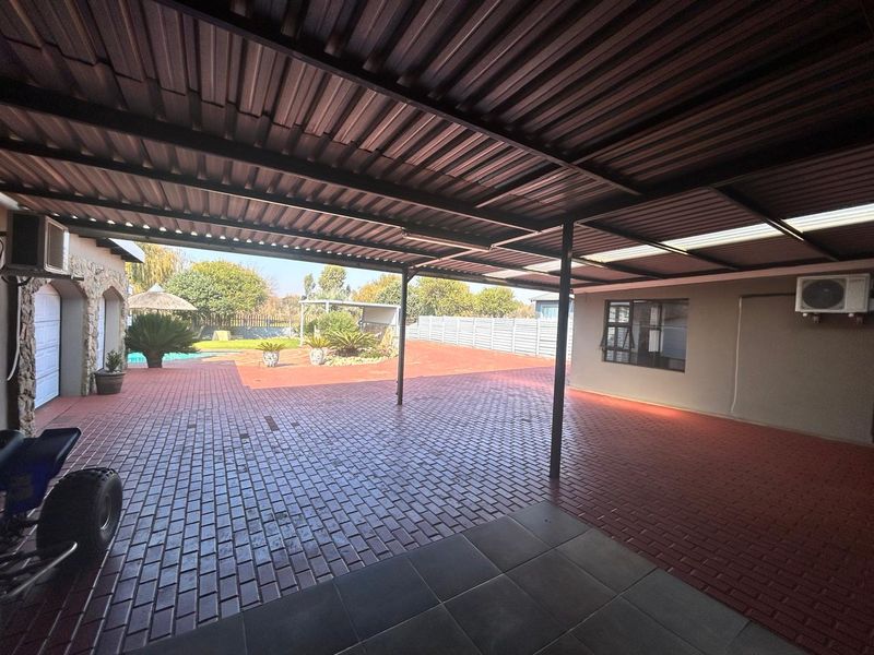 Spacious 3-Bed Home with Dual Flats - Photo 2