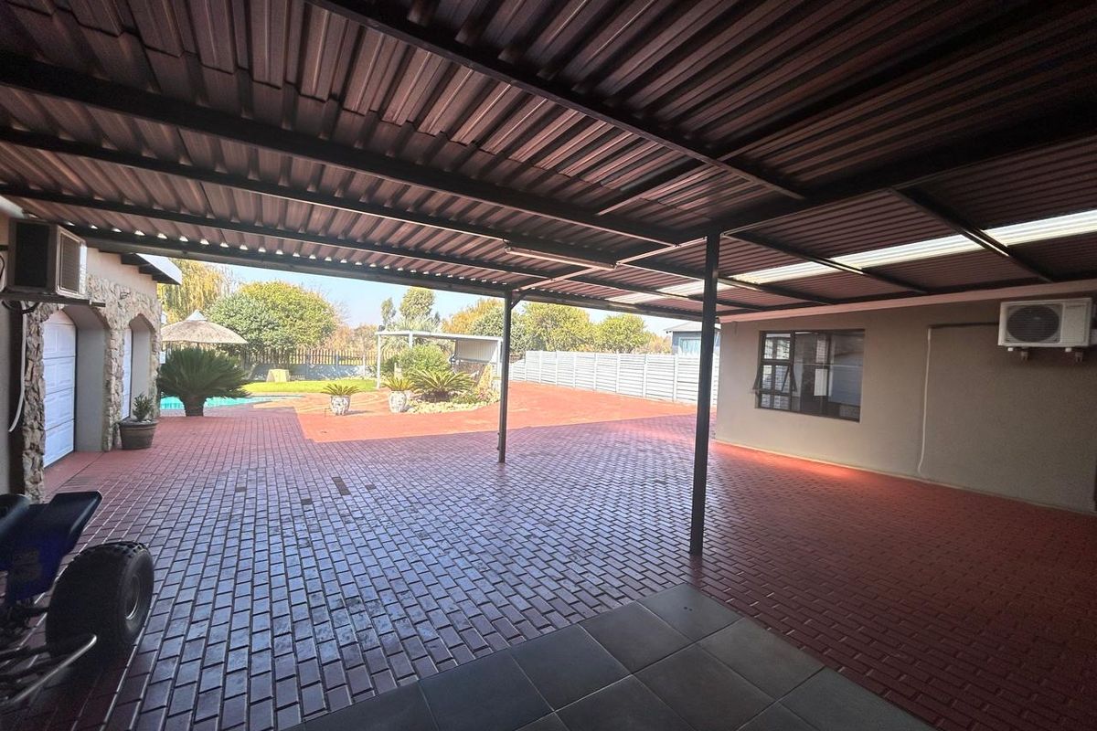 Spacious 3-Bed Home with Dual Flats - Photo 2
