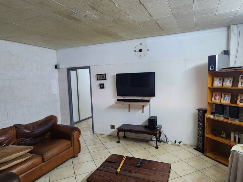 The Renovators Dream. Home with flatlet. - Photo 6