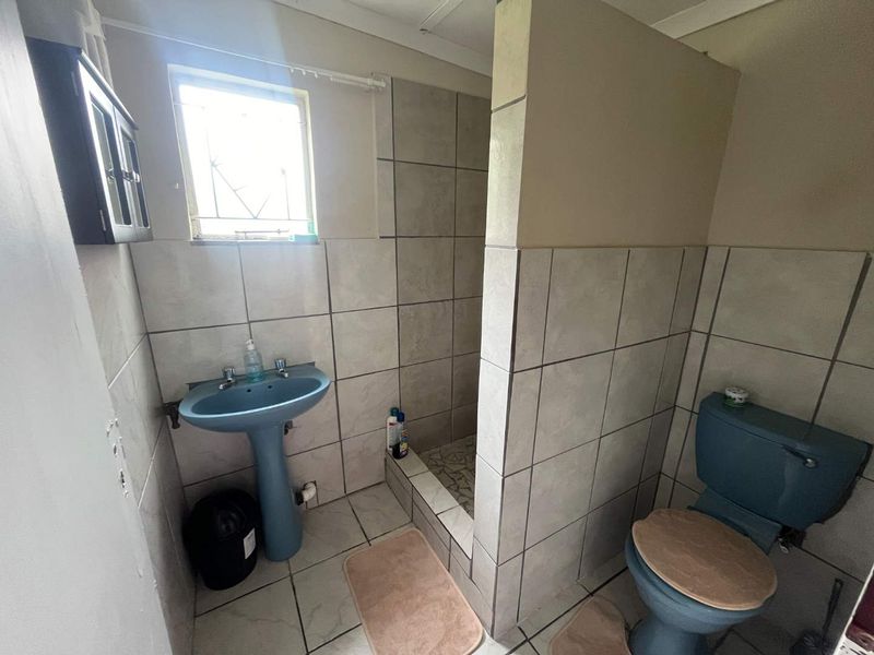 Versatile 4-Bedroom Family Home with 2 Income-Generating Flats – Upington - Photo 4