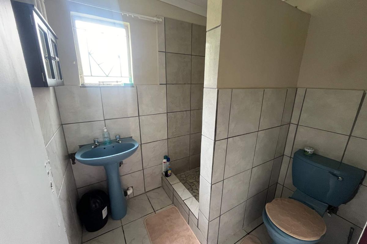 Versatile 4-Bedroom Family Home with 2 Income-Generating Flats – Upington - Photo 4