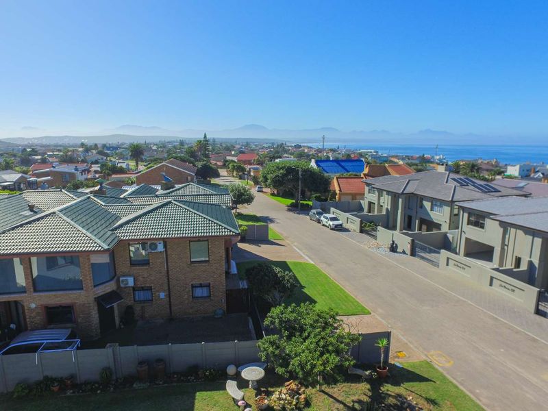 Prime 7 Bedroom Coastal Family Residence in Bayview, Hartenbos - Photo 10