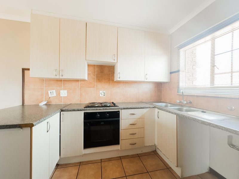 2 Bedroom Townhouse with an Enclosed Balcony - Photo 2