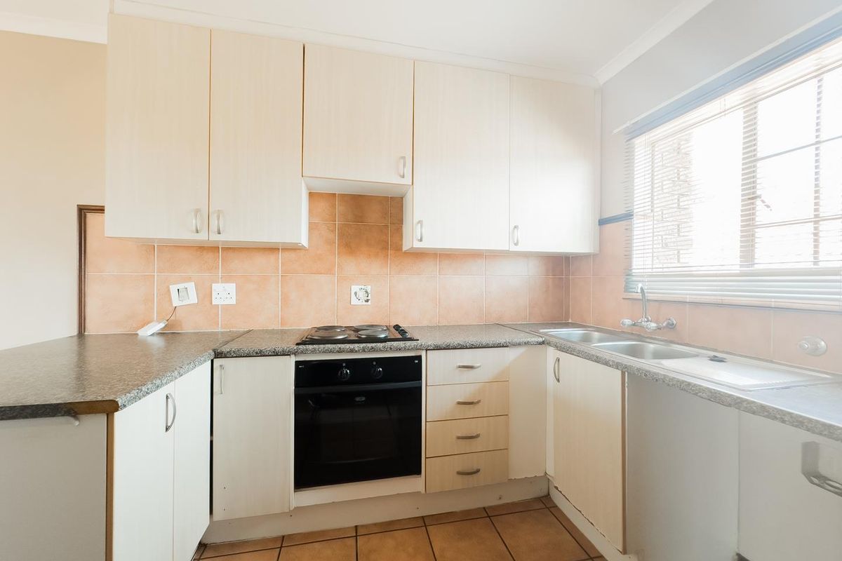 2 Bedroom Townhouse with an Enclosed Balcony - Photo 2