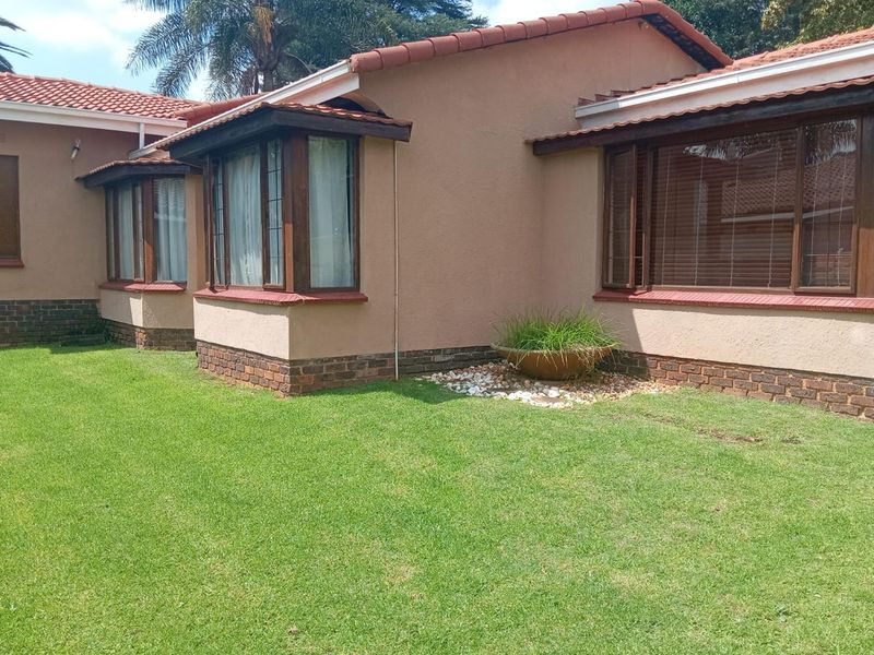 Large family home with pool in an enclose area - Photo 3