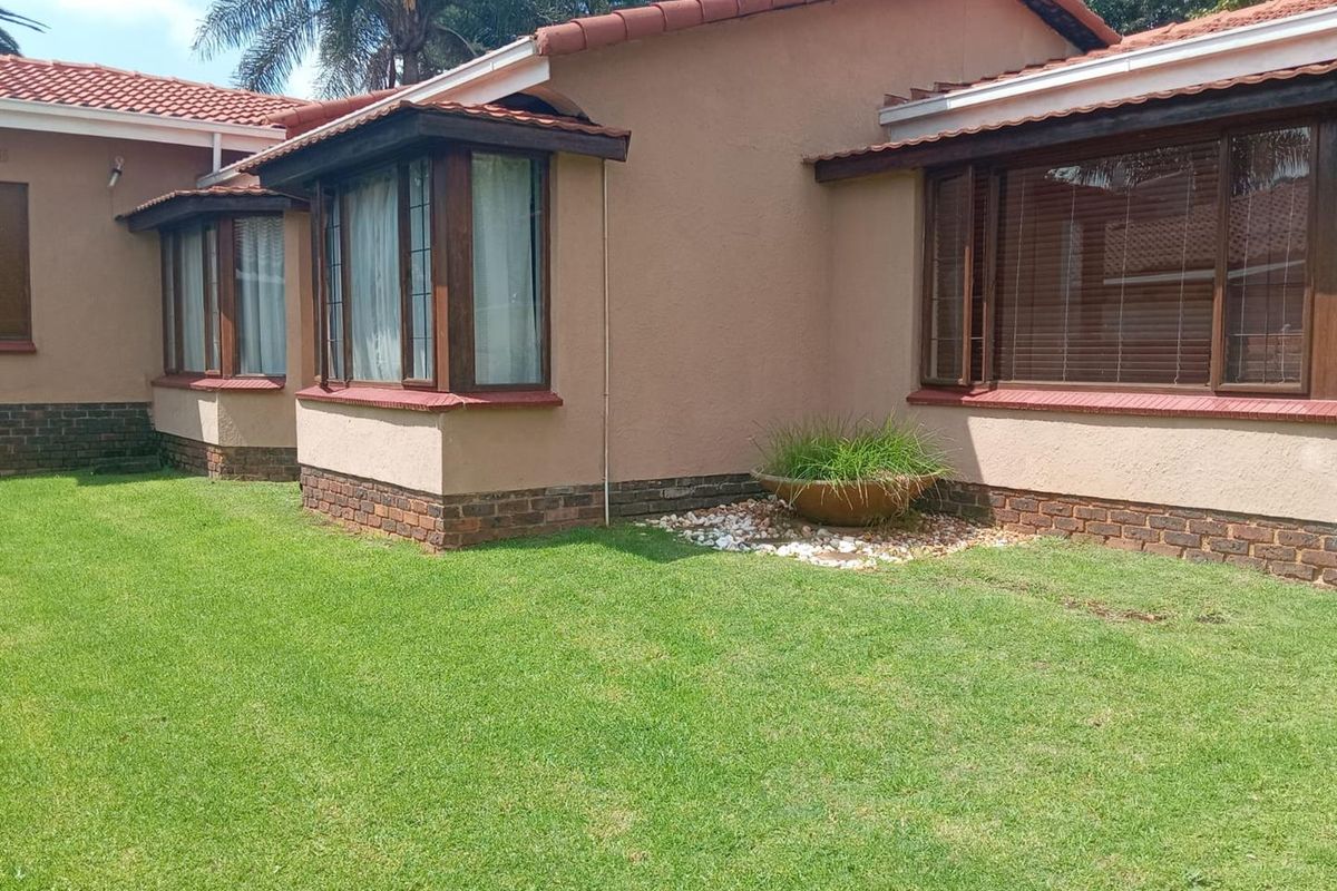 Large family home with pool in an enclose area - Photo 3