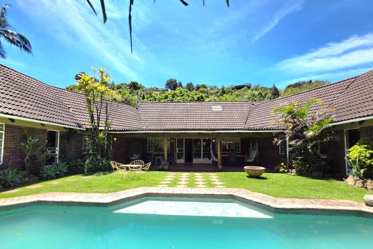 Expansive 4 Bed Home Plus 2 Flatlets, set in Parklike Gardens. - Photo 3