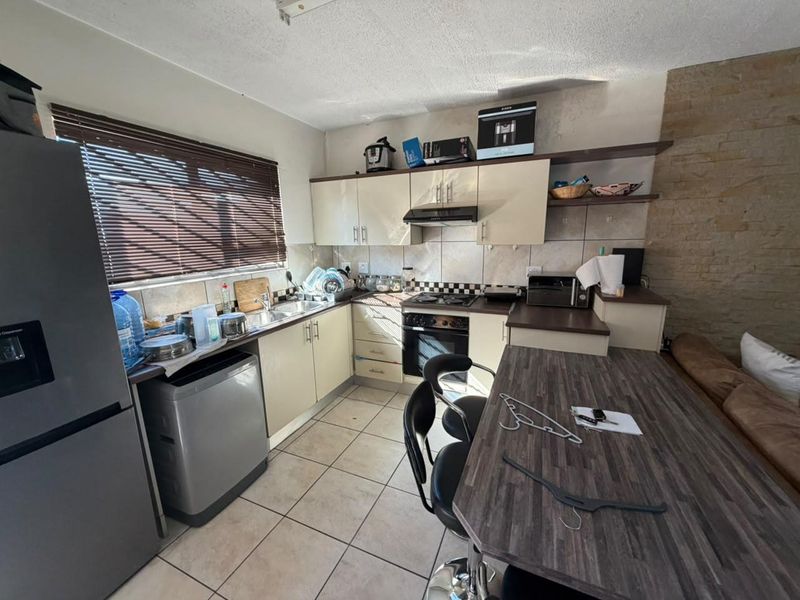 2 BEDROOM APARTMENT FOR SALE - ROCKY CREST - Photo 4