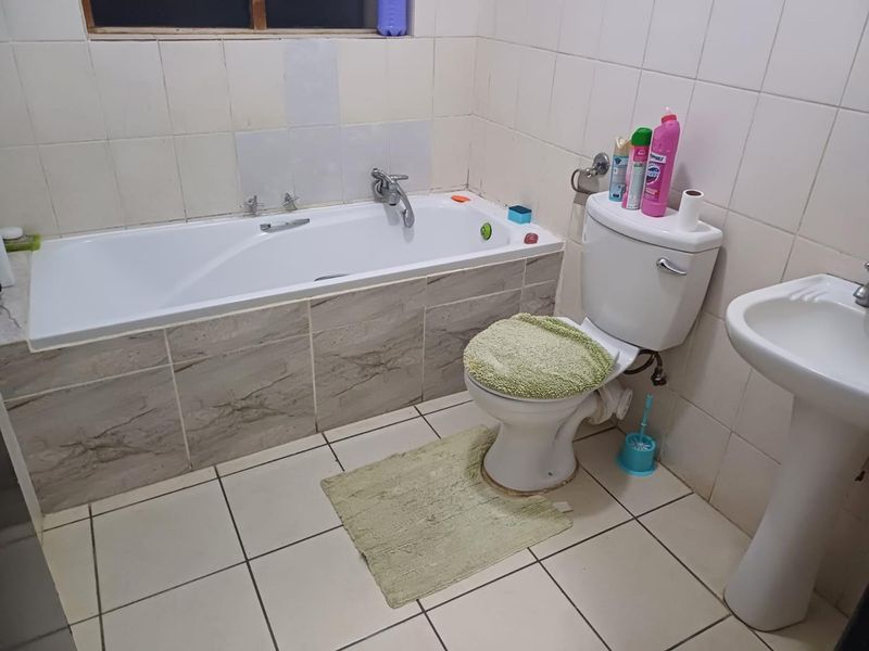 Charming 2-Bedroom Flat: In a Secure Complex - Photo 9