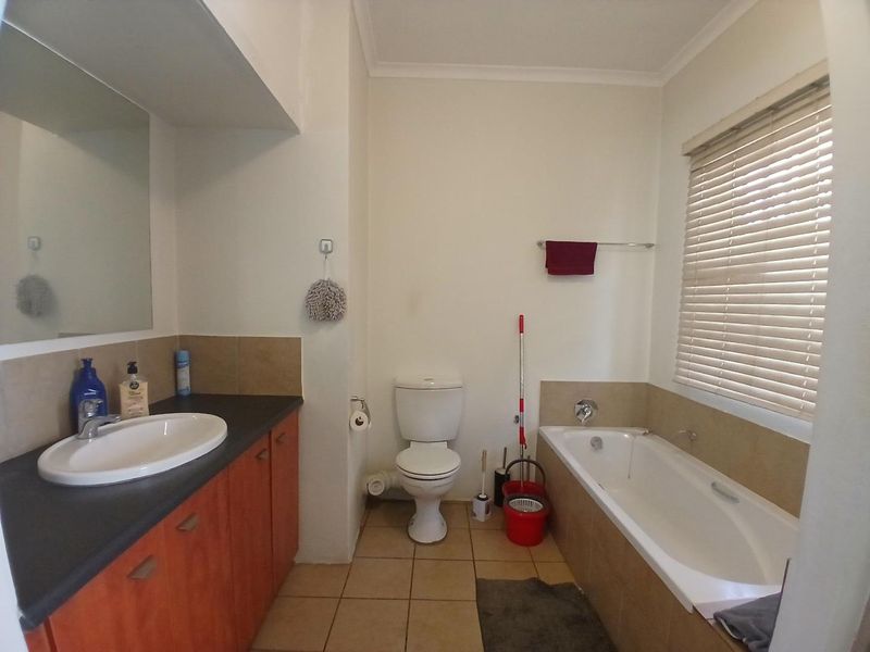 Cozy Starter Apartment for Rent! - Photo 9