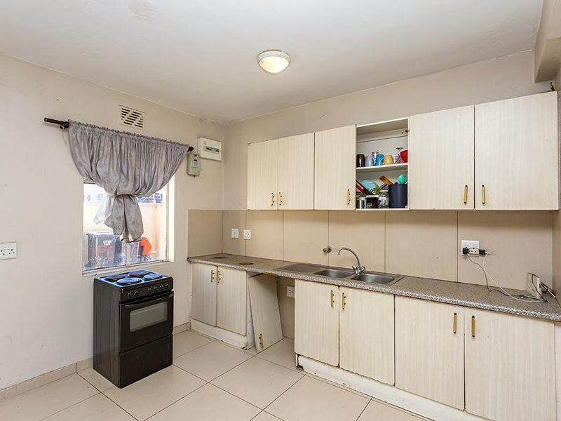 Two Bedroom Ground Floor Apartment - Photo 2