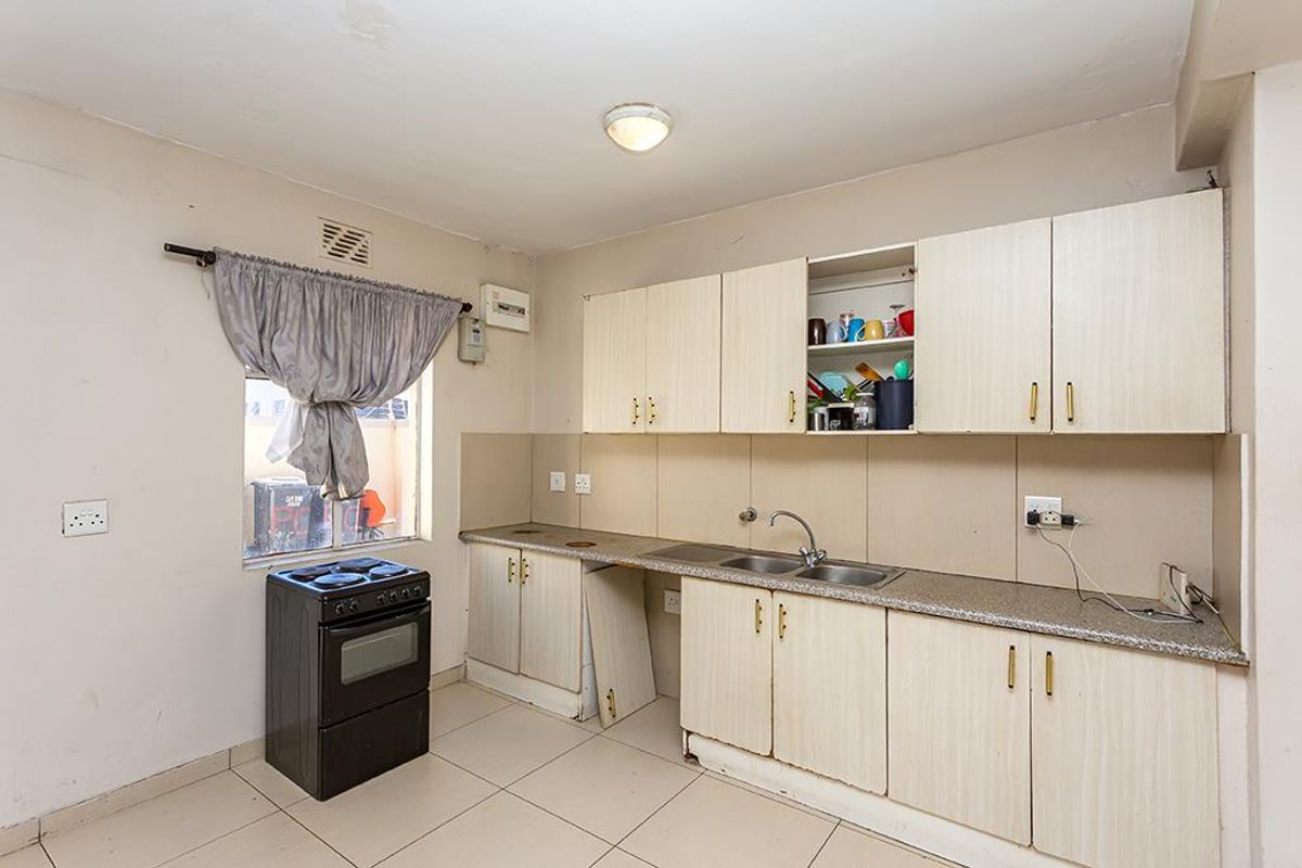 Two Bedroom Ground Floor Apartment - Photo 2