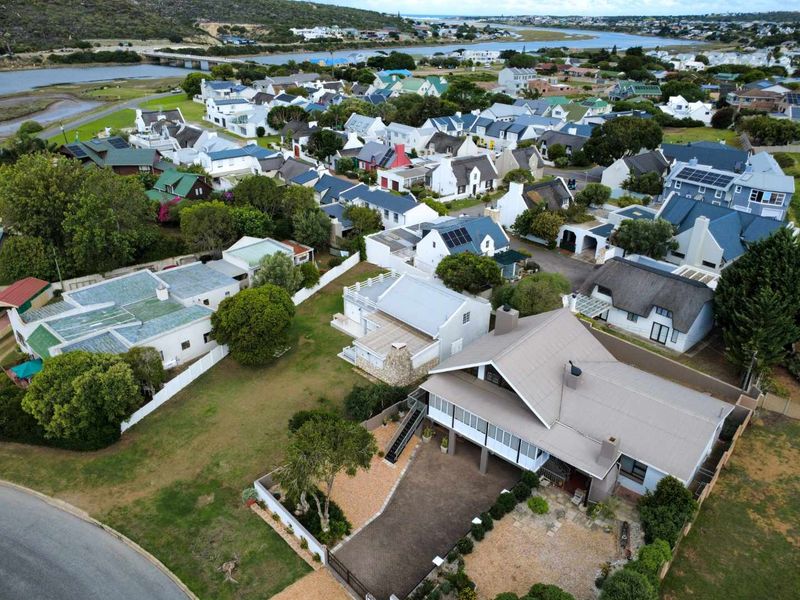Family living with breathtaking river views. - Photo 2