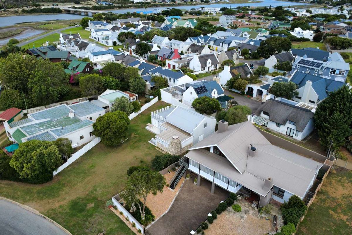Family living with breathtaking river views. - Photo 2