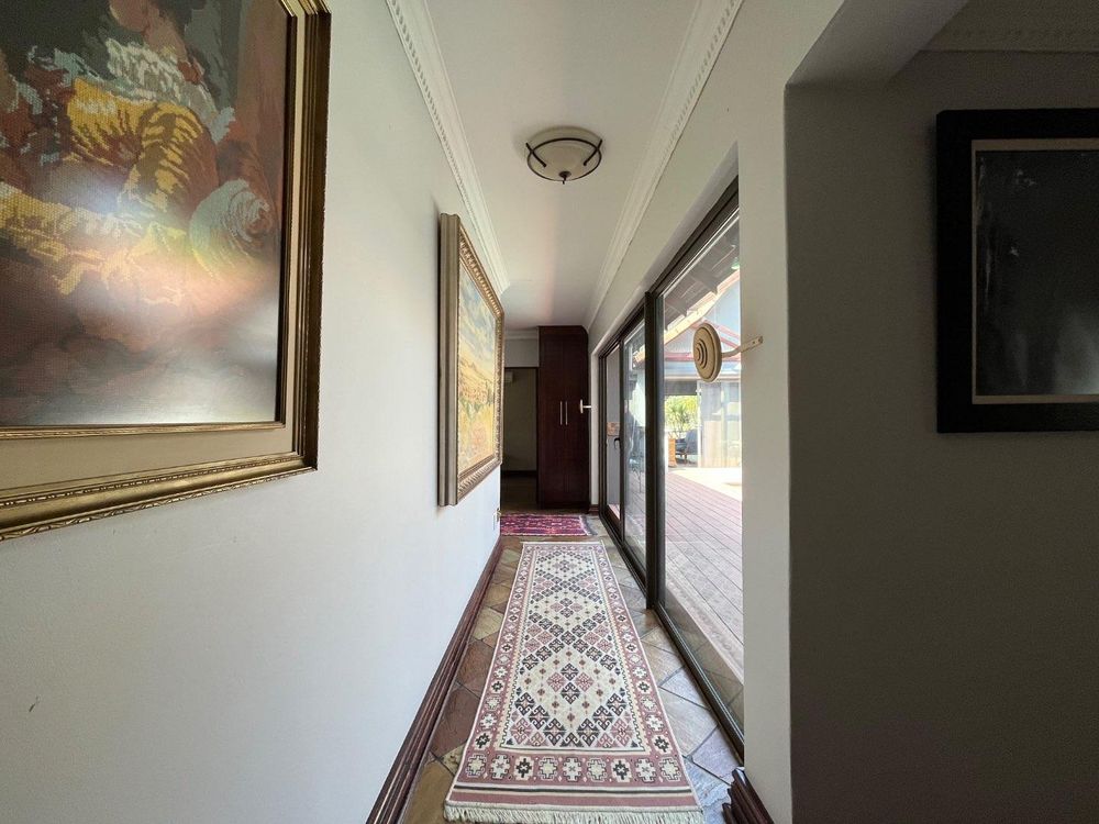 Hallway with sliding doors opening onto the swimming pool.