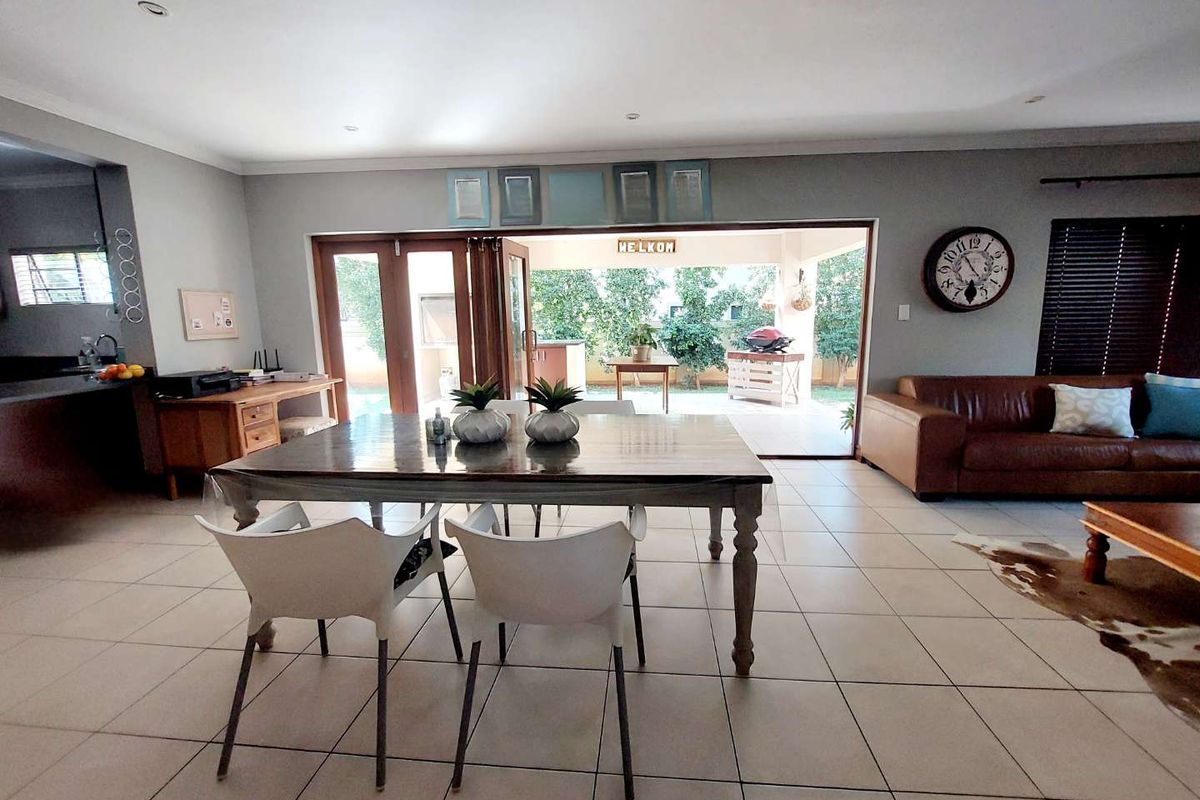 Modern 3 bedroom home in Secure Estate - Photo 4