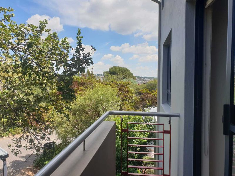 Swing Into Style: Sunlit 1st Floor Haven with Designer Kitchen in Golf Estate - Photo 8