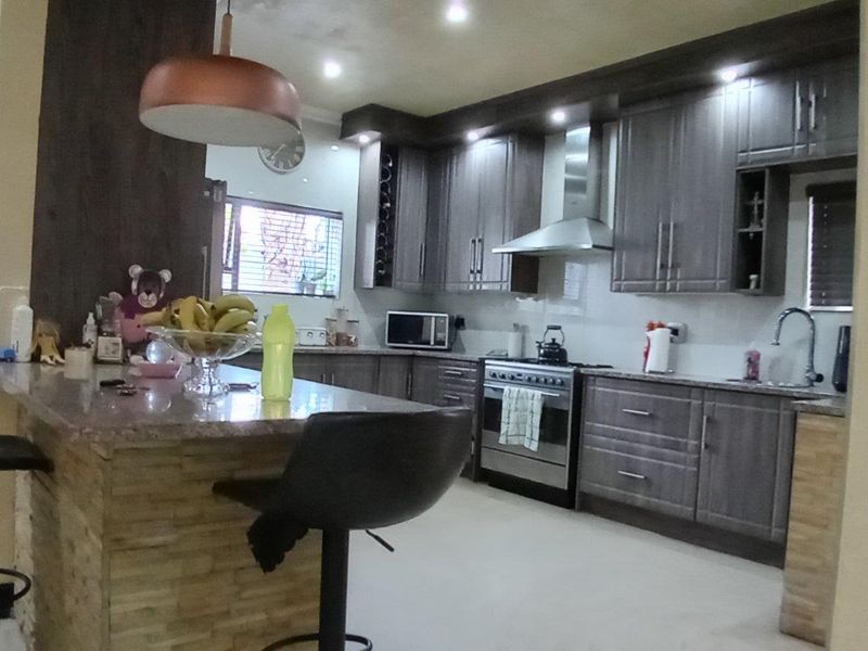 Sophisticated Living with Endless Potential - Photo 5