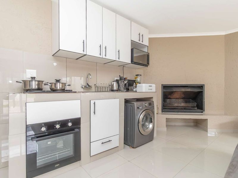 Beautifully-renovated 1-Bedroom Garden Cottage to Let in Hurlingham Manor - Photo 7