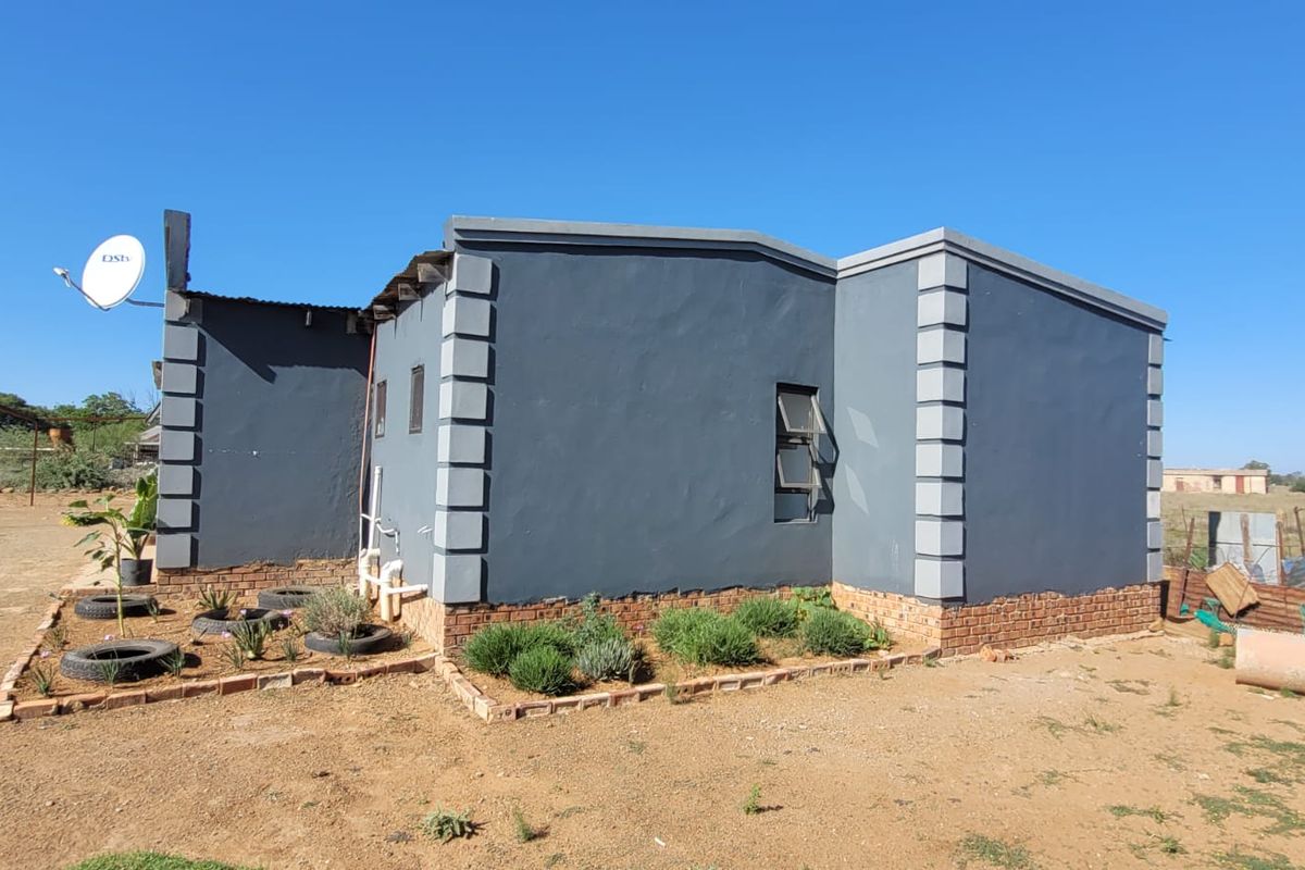 THREE HOUSES. ON BANKS OF RENOSTER RIVER. EXCEPTIONAL  MULTI-PURPOSE SMALL HOLDING. - Photo 4