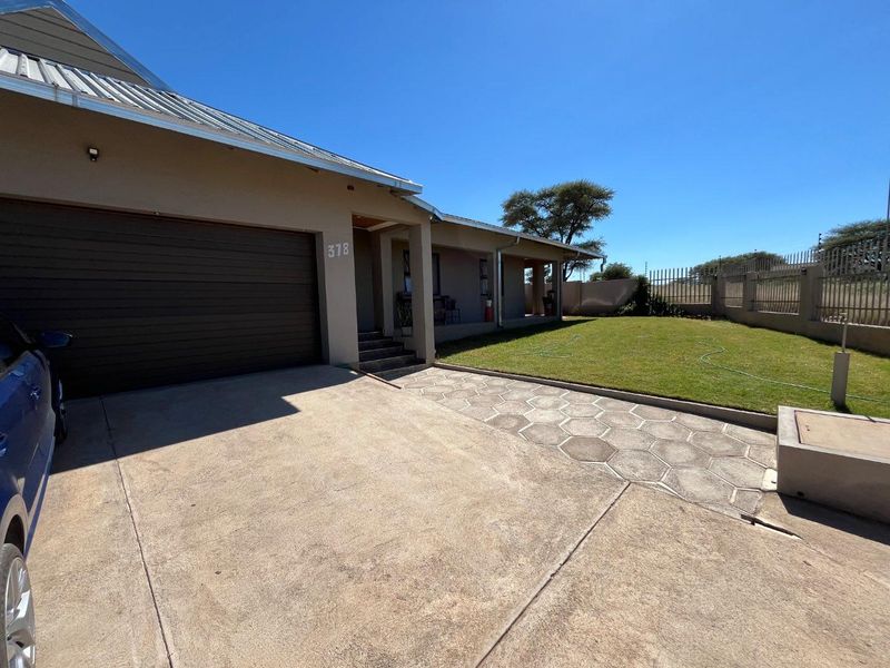 Spacious 5 Bedroom Home with Flat & 270° Wrap-Around Stoep for Sale in Veddersdal – N$1.9 Million - Photo 6
