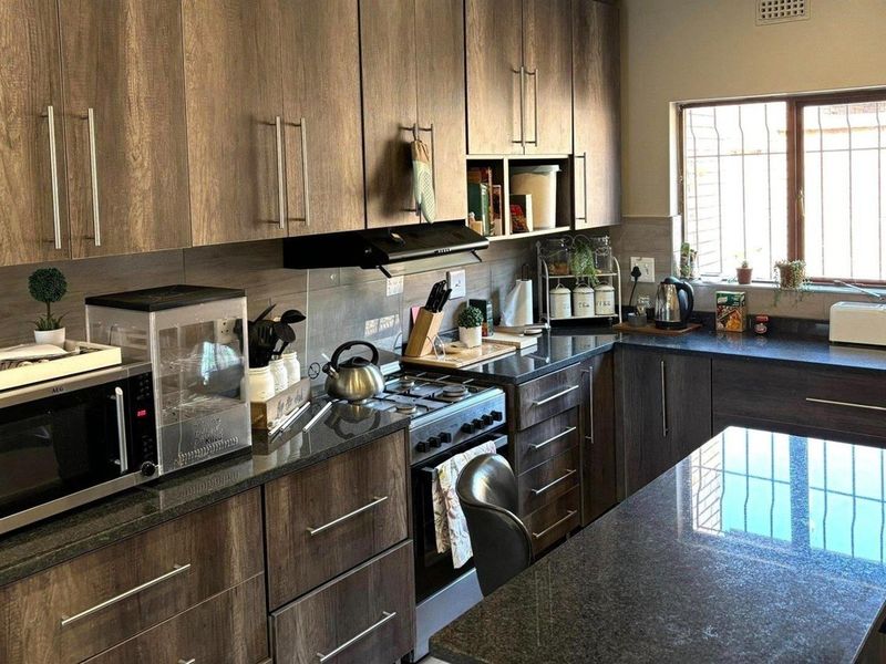 Welcome Home! The Perfect Townhouse for Newlyweds or Those Ready to Downsize - Photo 8