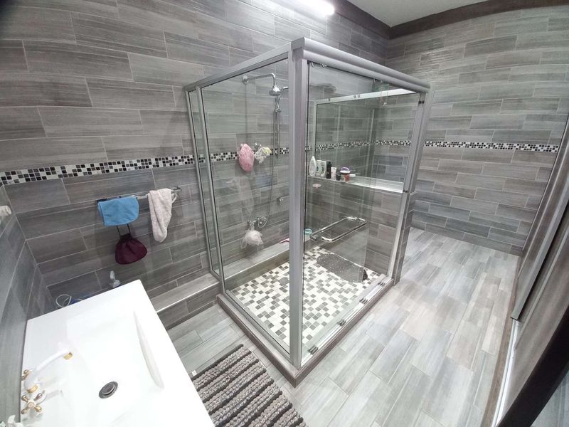 Exceptional Dual-Residency Property in Prime Location - Photo 10