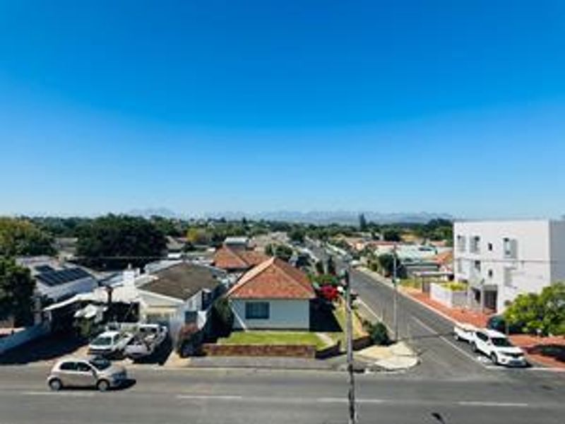 Modern Centrally Located Apartment - Photo 2