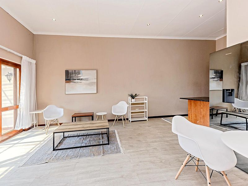 Two Bedroom One Bathroom in the heart of Paulshof - Photo 4