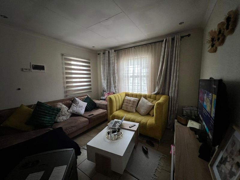 Secure 3-Bedroom Family Home in the Sought-After Leopard's Rest Estate! - Photo 4