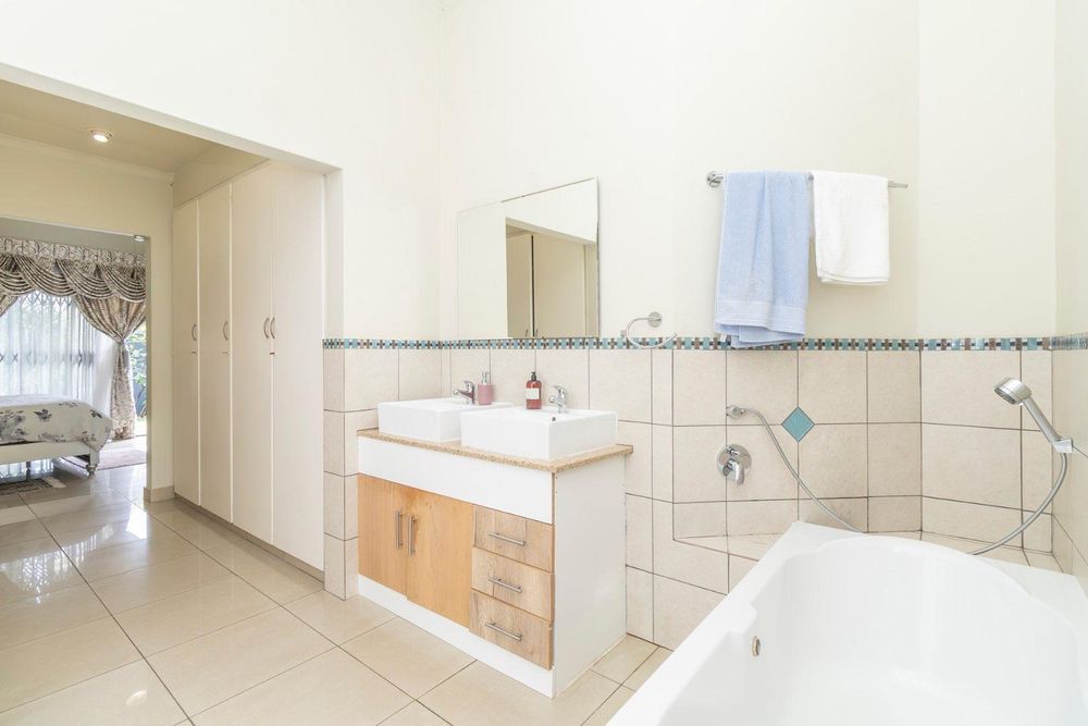 Main Bathroom En-suite