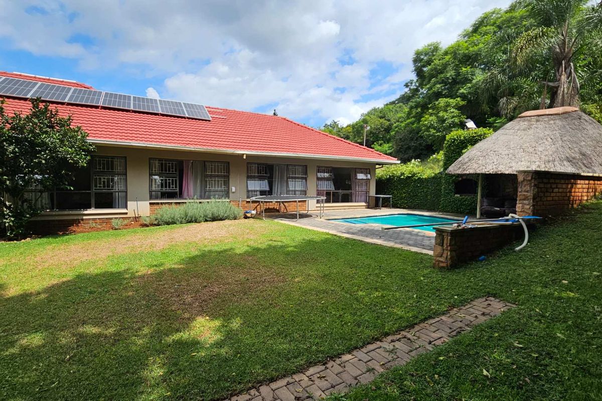 Spacious 5 Bedroom Family Home in Schoemansville Hartbeespoort - Photo 2